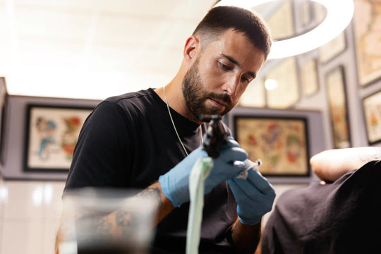 Iluminación ideal para el estudio de tatuajes: ¿Cómo elegir las lámparas que mejorarán tu trabajo?